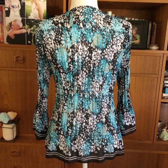 V NECK PLEATED BLOUSE WITH LACE ACCENT - Picture 3 of 12